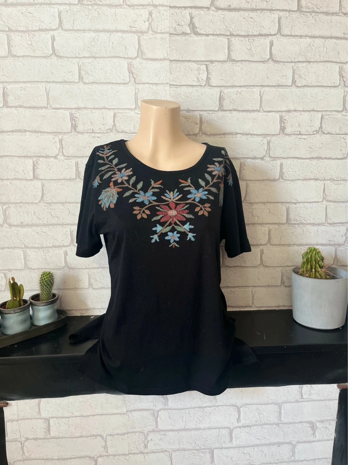 Haut noir brodé – Taille 38/40